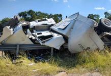 Trailero queda herido de gravedad tras volcar su unidad en la autopista Valles-Rayón