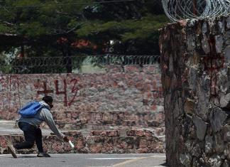 Estudiantes vandalizan cuartel del Ejército mexicano en una protesta por Ayotzinapa