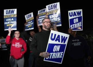 Unos 13 mil trabajadores de las 3 automotrices de Detroit se declaran en huelga