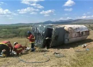 Muere chofer tras volcadura de camión cisterna en carretera a Matehuala