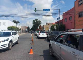 Cierre de vialidades por desfile produce caos vehicular en Reforma