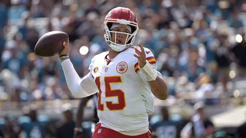 Patrick Mahomes cae en su primer partido de pretemporada