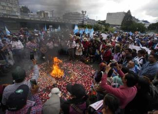 Presidente electo de Guatemala presenta amparo contra fiscal general y miles exigen renuncia de Porras