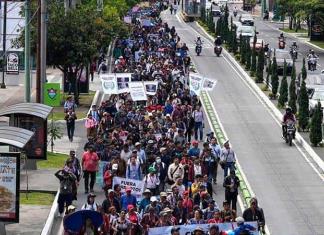 Guatemaltecos marchan por la democracia