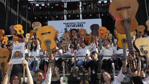Más de 20 mil personas rinden sentido homenaje a Víctor Jara tras 50 años de su asesinato