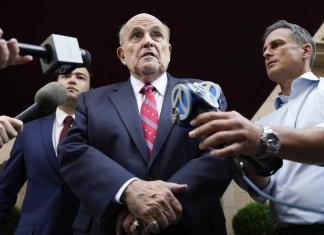 Una exasesora de Trump acusa a Rudy Giuliani de manosearla el día del asalto al Capitolio