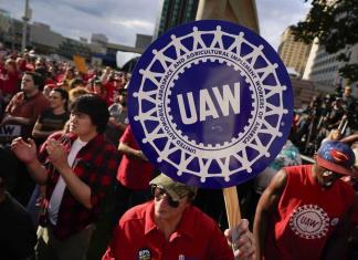 El sector automotriz de EU enfrenta nueva fecha límite del sindicato UAW
