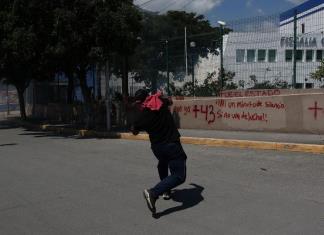 Vandalizan Fiscalía de Guerrero por desaparecidos de Ayotzinapa
