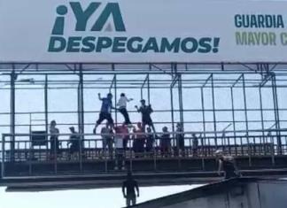 Rescatan a joven en la parte superior de puente en carretera a Rioverde