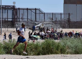 Policías “espantan” a migrantes Juárez, mientras civiles les llevan alimentos