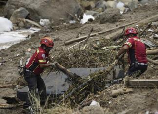 Sube a seis el número de personas muertas tras desbordamiento de río en la capital guatemalteca