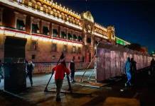 Manifestantes realizan pintas en Palacio Nacional