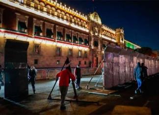 Manifestantes realizan pintas en Palacio Nacional