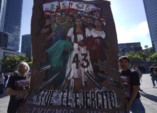 Tensiones entre gobierno y familiares de jóvenes desaparecidos marcan aniversario de caso Ayotzinapa Tensiones entre gobierno y familiares de jóvenes desaparecidos marcan aniversario de caso Ayotzinapa