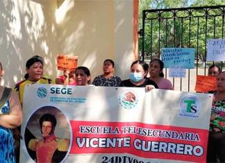 Padres bloquean telesecundaria Vicente Guerrero