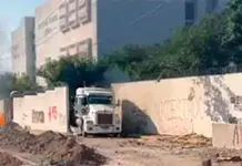 Normalistas impactan tráiler contra barda de Palacio de Justicia Normalistas impactan tráiler contra barda de Palacio de Justicia