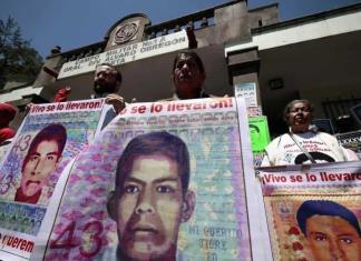 Tras 2º Informe, padres de Ayotzinapa exigen ir contra Peña Nieto