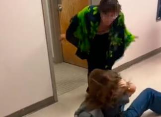 Menor trans golpea a niña en escuela de Oregon
