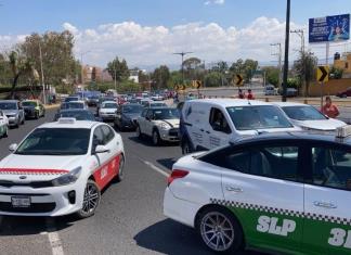 Taxistas bloquean Salvador Nava, a la altura de zona universitaria