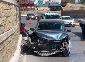 Conductor impacta dos veces su auto en bulevar Río Santiago