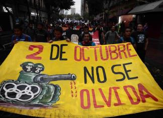 Miles de mexicanos marchan por la matanza de Tlatelolco