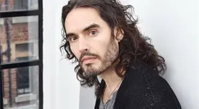 Russell Brand se declara no culpable de delitos sexuales
