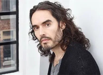Russell Brand se declara no culpable de delitos sexuales