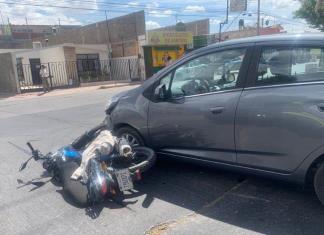 Choque en Avenida México deja un motociclista herido