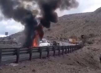 Video: Arde tráiler luego de volcarse en la 57