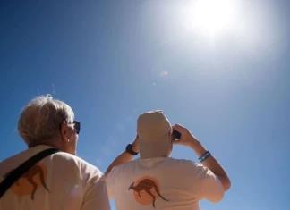 ¿Cuáles son los riesgos de ver un eclipse solar directamente?