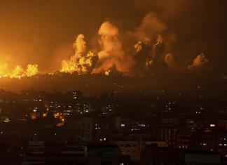 Israel declara la guerra y bombardea Gaza mientras se intensifican los combates por segundo día