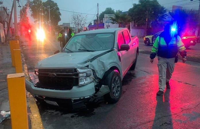 Conductor Choca Contra Poste Y Deja Sin Luz A Vecinos