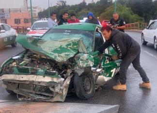 Fuerte accidente sobre puente de Av. Universidad deja dos lesionados. 