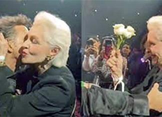 CAROLINA HERRERA RECIBE FLORES Y UN BESO DE “Mickey”