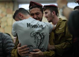 Soldados apostados y personas en duelo, imágenes de la guerra entre Israel y palestinos
