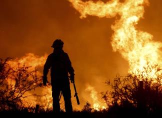 Evacúan a decenas de personas debido a incendios forestales en la provincia de Córdoba, Argentina.