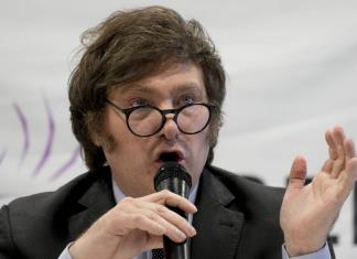 Presidente de Argentina denuncia a candidato ultraderechista Javier Milei por la corrida cambiaria