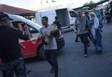 Morgue del hospital más grande de Gaza se encuentra desbordada mientras Israel intensifica ataques