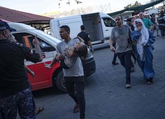 Morgue del hospital más grande de Gaza se encuentra desbordada mientras Israel intensifica ataques