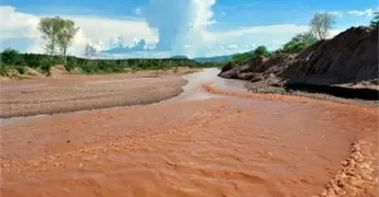 Semarnat realiza muestreo en r&iacute;o Sonora tras derrame t&oacute;xico