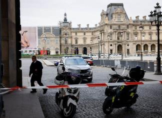 Evacúan Louvre y Versalles por temor a nuevo atentado islamista
