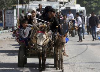 Familias extenuadas tratan de huir de norte de Gaza antes de invasión israelí