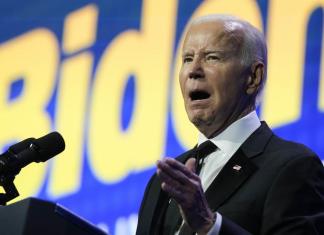 En primera llamada con presidente palestino, Biden discute ayuda humanitaria para Gaza
