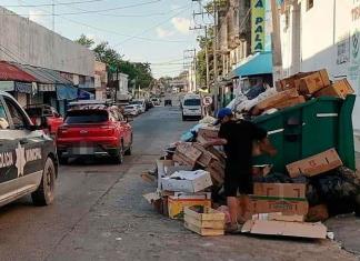Habitantes tiran basura en calles de zona centro