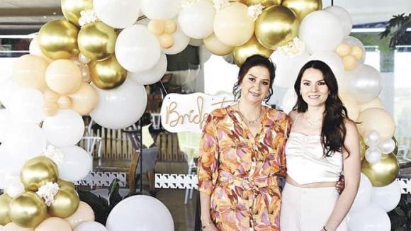 LAURA dEJA LA SOLTERÍA