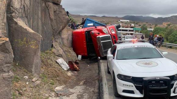 Solo daños en volcadura de trailer en la carretera Guadalajara