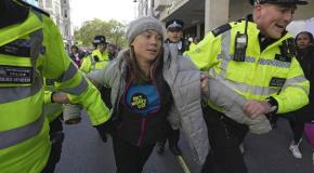 Greta Thunberg es detenida en una protesta contra foro de ejecutivos petroleros en Londres