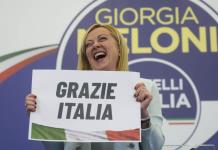 Meloni apacigua los temores de que vaya a dañar la democracia de Italia y a chocar con la UE
