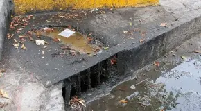 Llaman a evitar taponamientos de drenaje