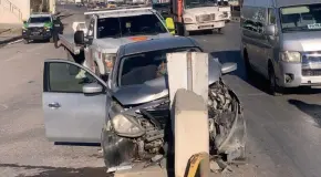 Conductora estrella su auto en contención de Periférico Norte